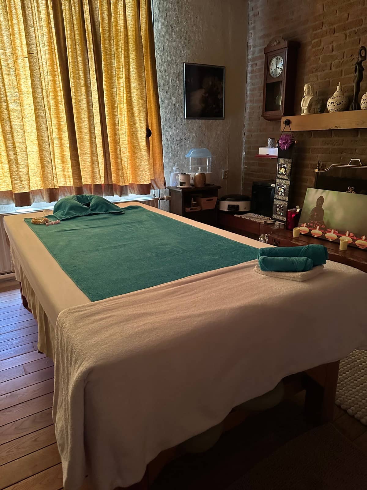 Massagetafel in onze behandelruimte in Est