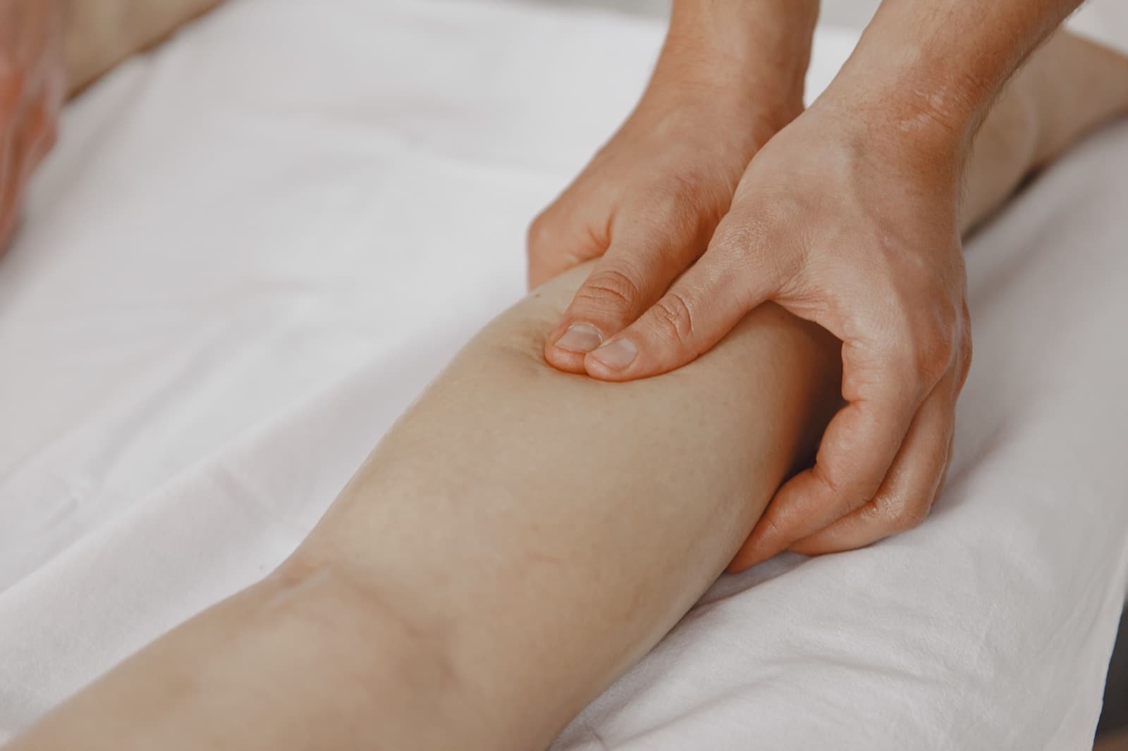 Zachte handmatige techniek tijdens een lymfedrainagemassage